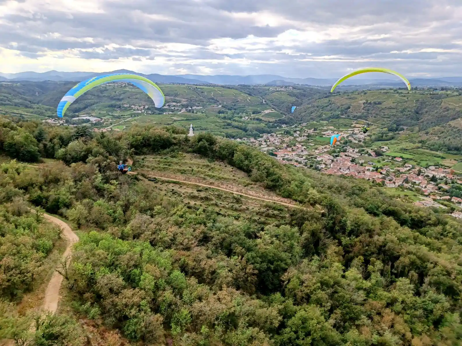 Parapente au-dessus de la vallée du Rhône