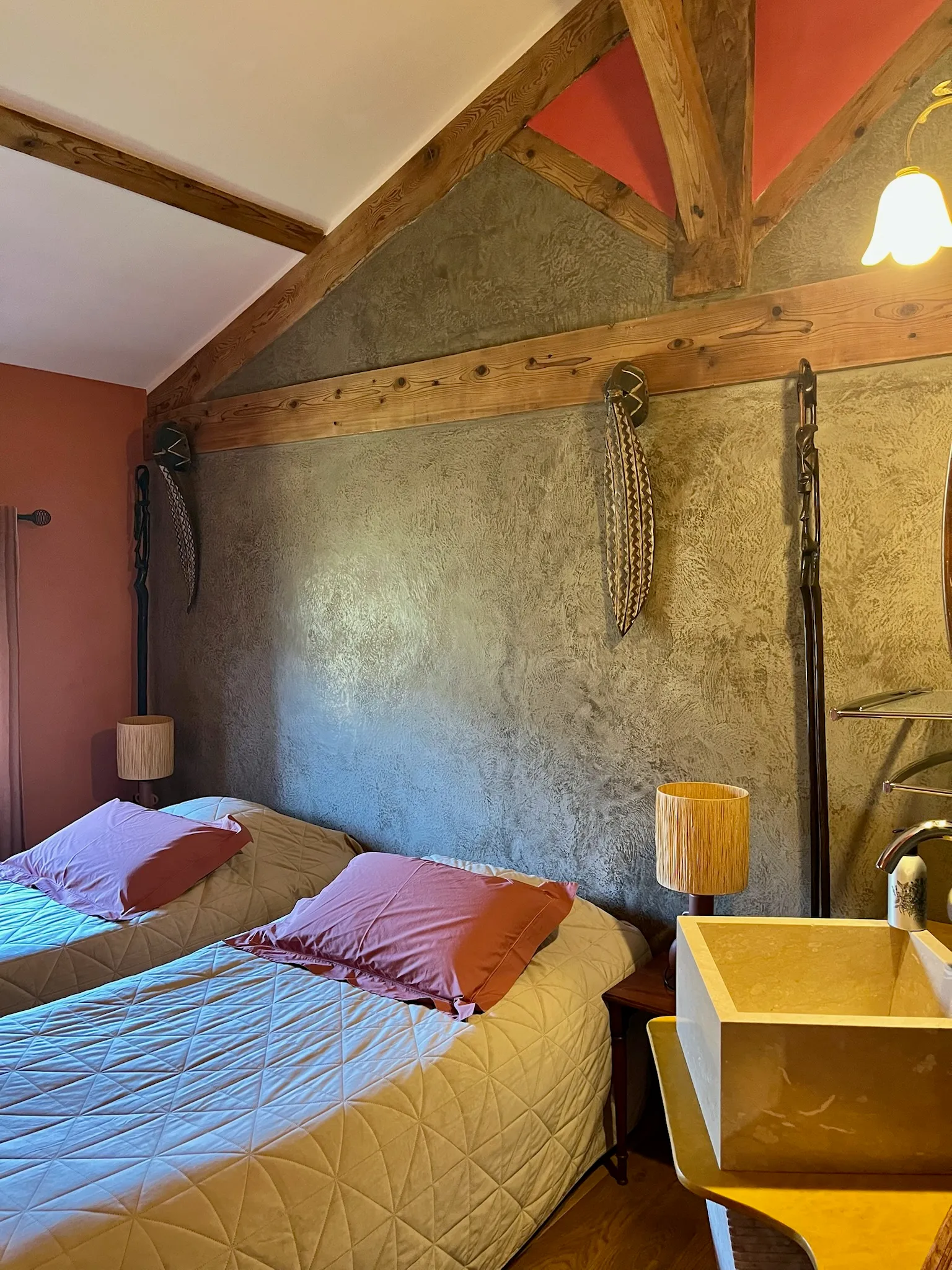 Afrikaanse kamer - Zijaanzicht van de eenpersoonsbedden badend in natuurlijk licht