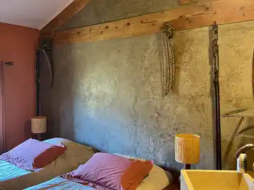 Afrikaanse kamer - Zijaanzicht van de eenpersoonsbedden badend in natuurlijk licht