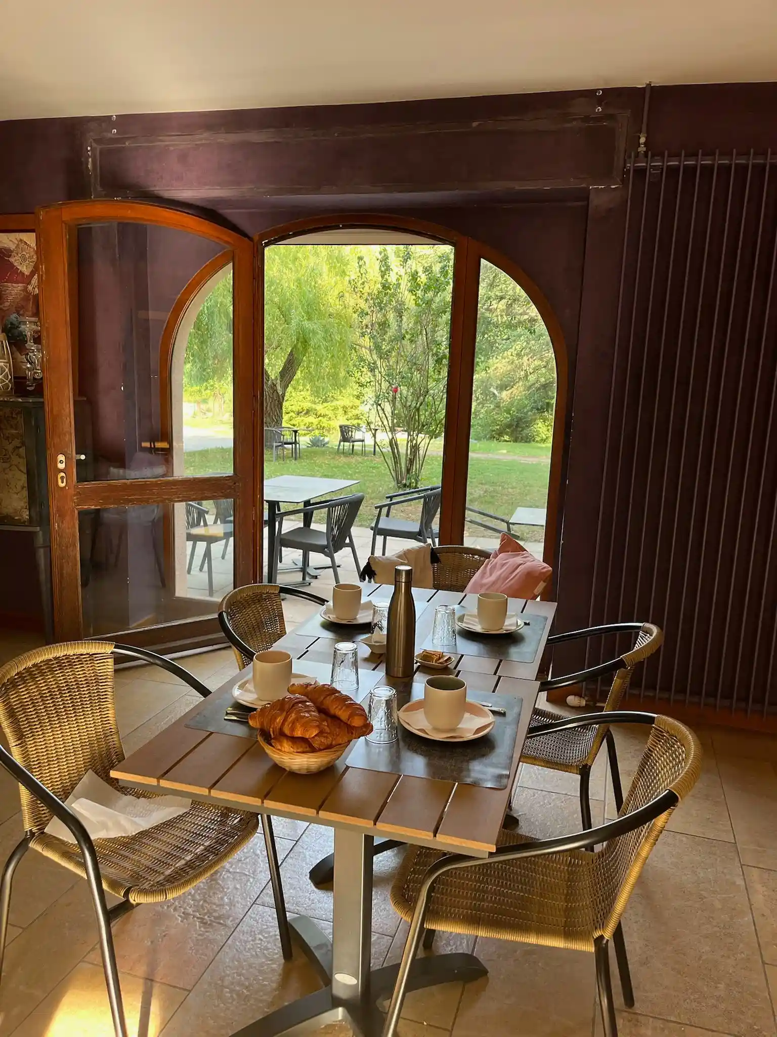 Desayuno, mesa de anfitrión y bar - image 1