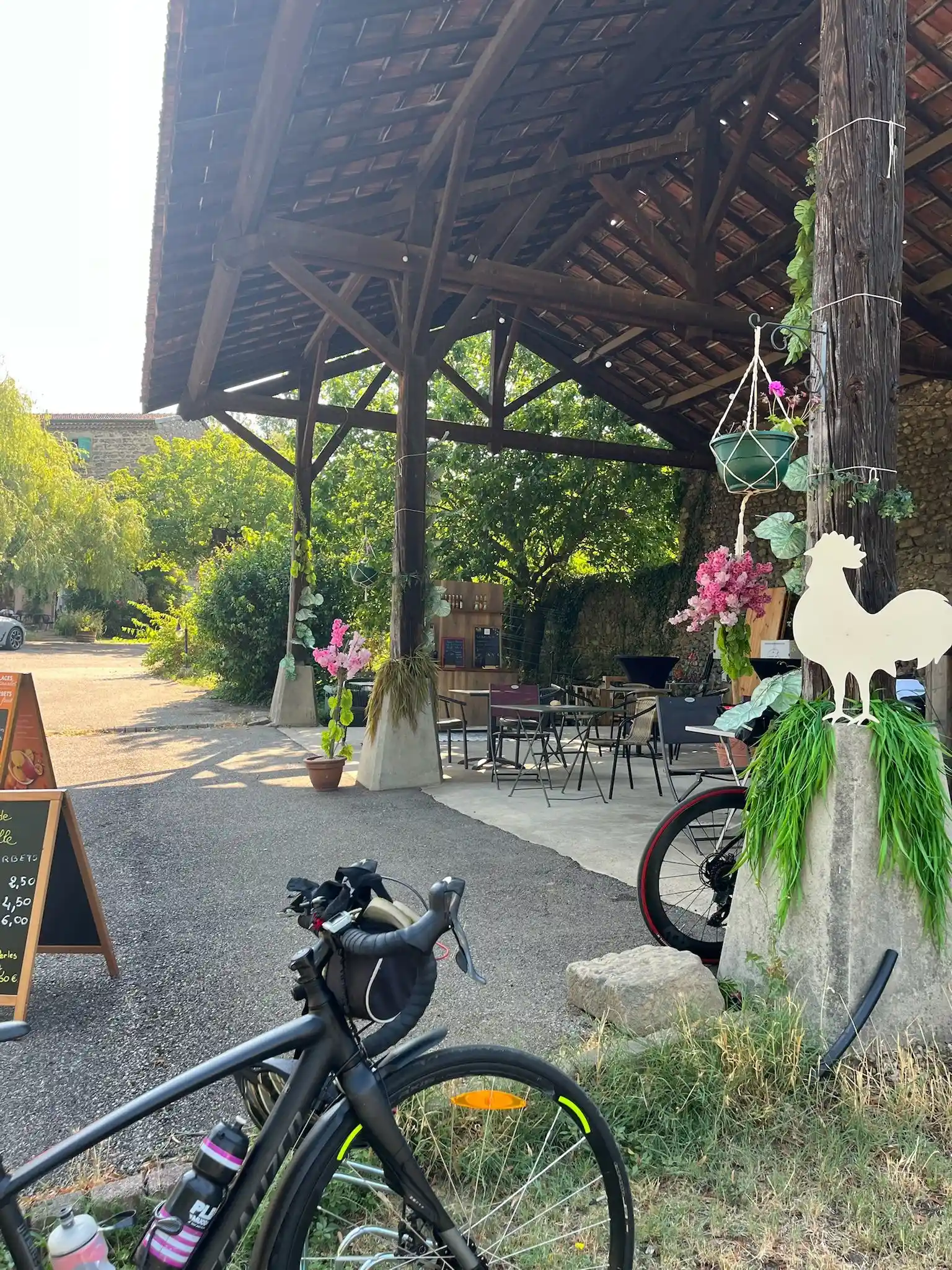 Abri couvert du domaine avec vélos de voyage stationnés et espace détente aménagé