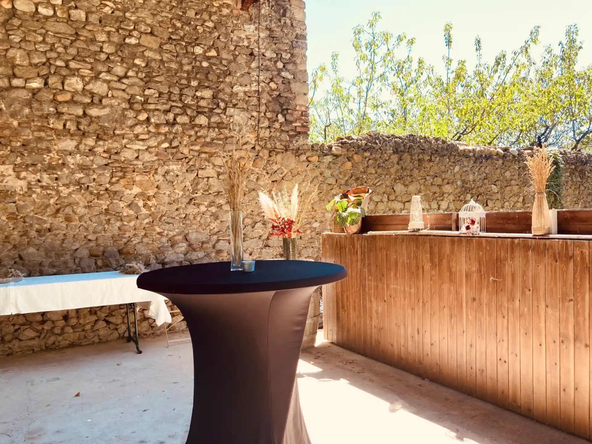 Overdekte schuilplaats gedecoreerd voor een bruiloft met bloemboeketten badend in zonlicht