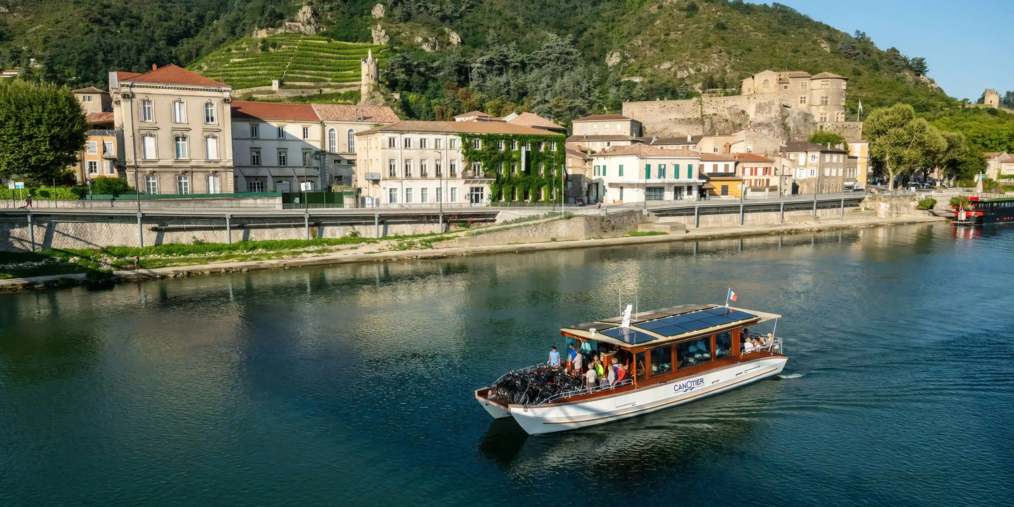 Bateau de la Compagnie des Canotiers Rhône & Saône sur le fleuve