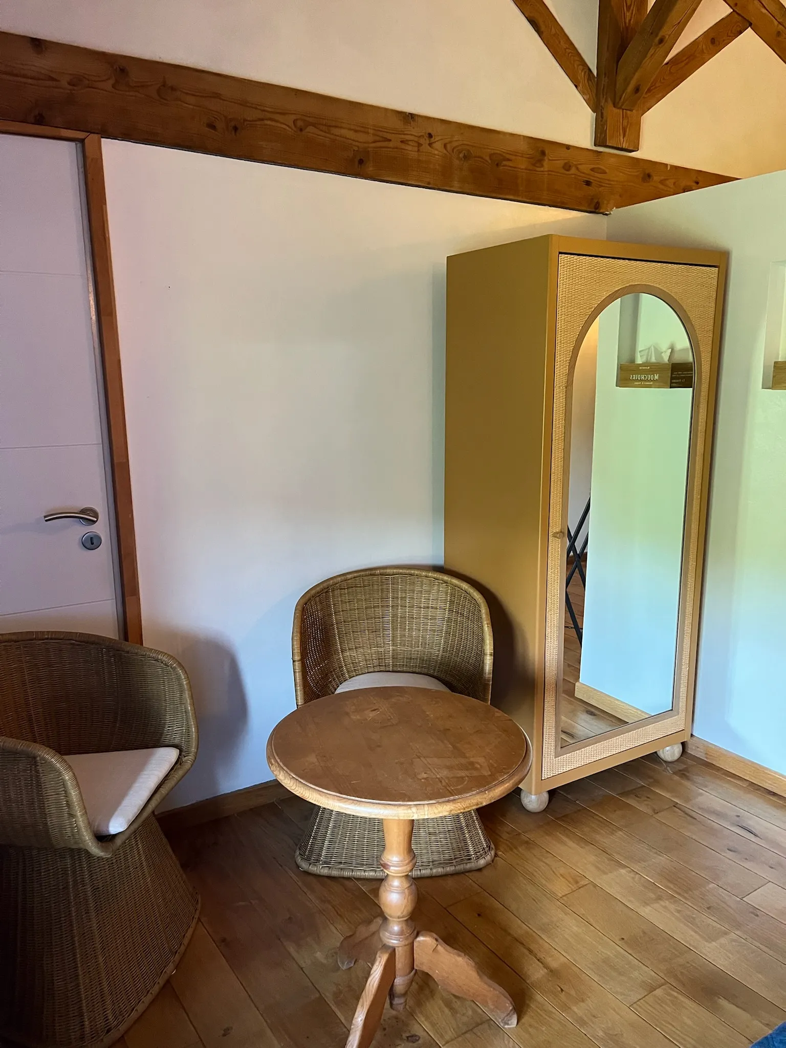 Habitación Criolla - Escritorio de la habitación con gran armario con espejo