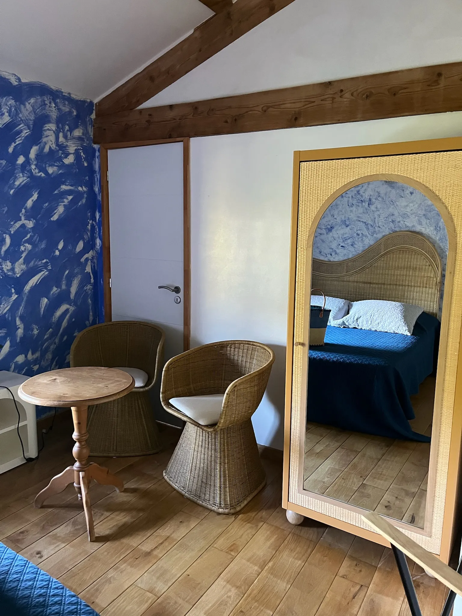 Habitación Criolla - Armario de la habitación con escritorio complementario