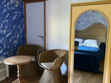 Habitación Criolla - Armario de la habitación con escritorio complementario