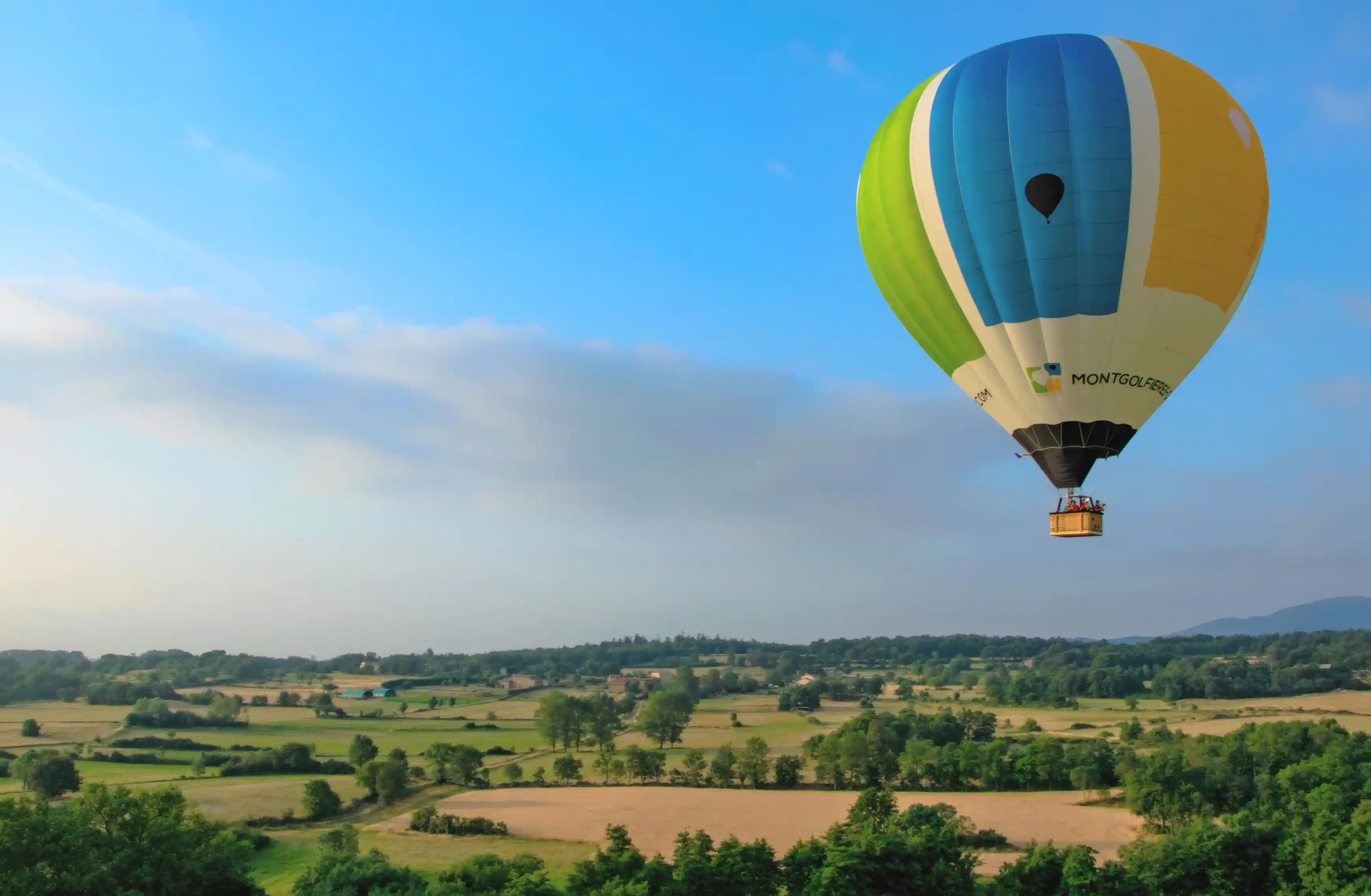 Montgolfière de Montgolfières & Cie au-dessus de la vallée