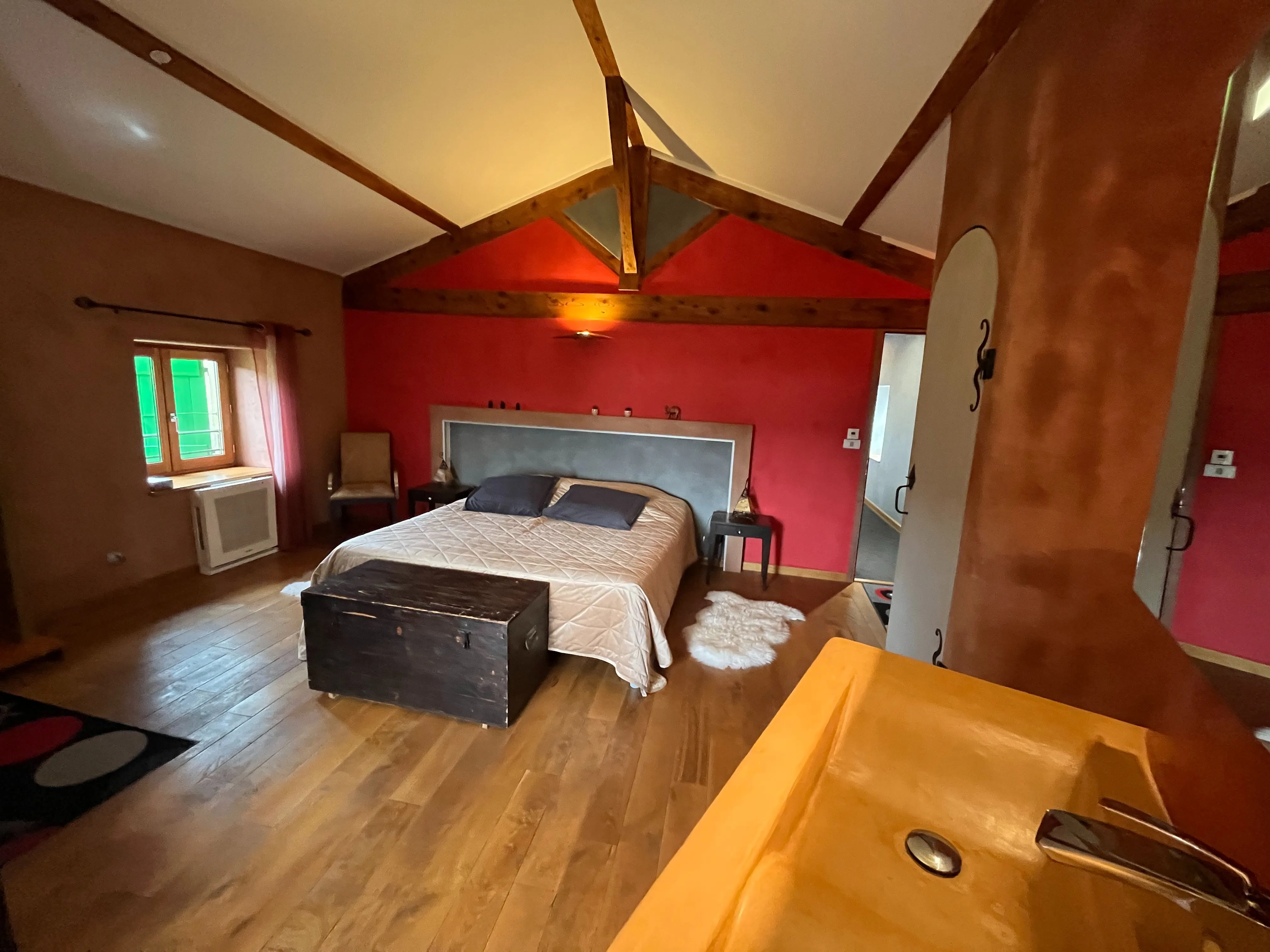 Moroccan suite - Wide-angle view of the room with double sink, bed and chest at the foot of the bed