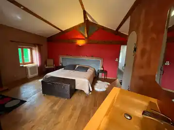 Moroccan suite - Wide-angle view of the room with double sink, bed and chest at the foot of the bed
