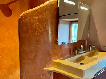 Moroccan suite - Double sink bathroom with view of the tadelakt shower