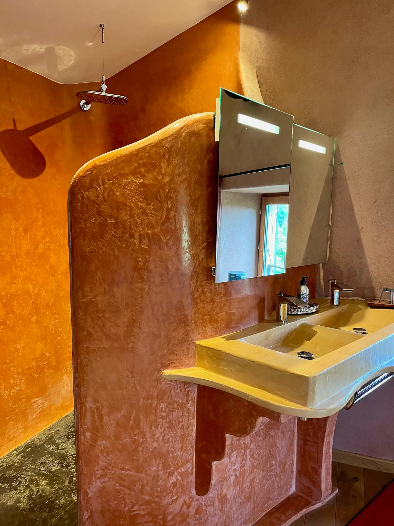 Moroccan suite - Double sink bathroom with view of the tadelakt shower