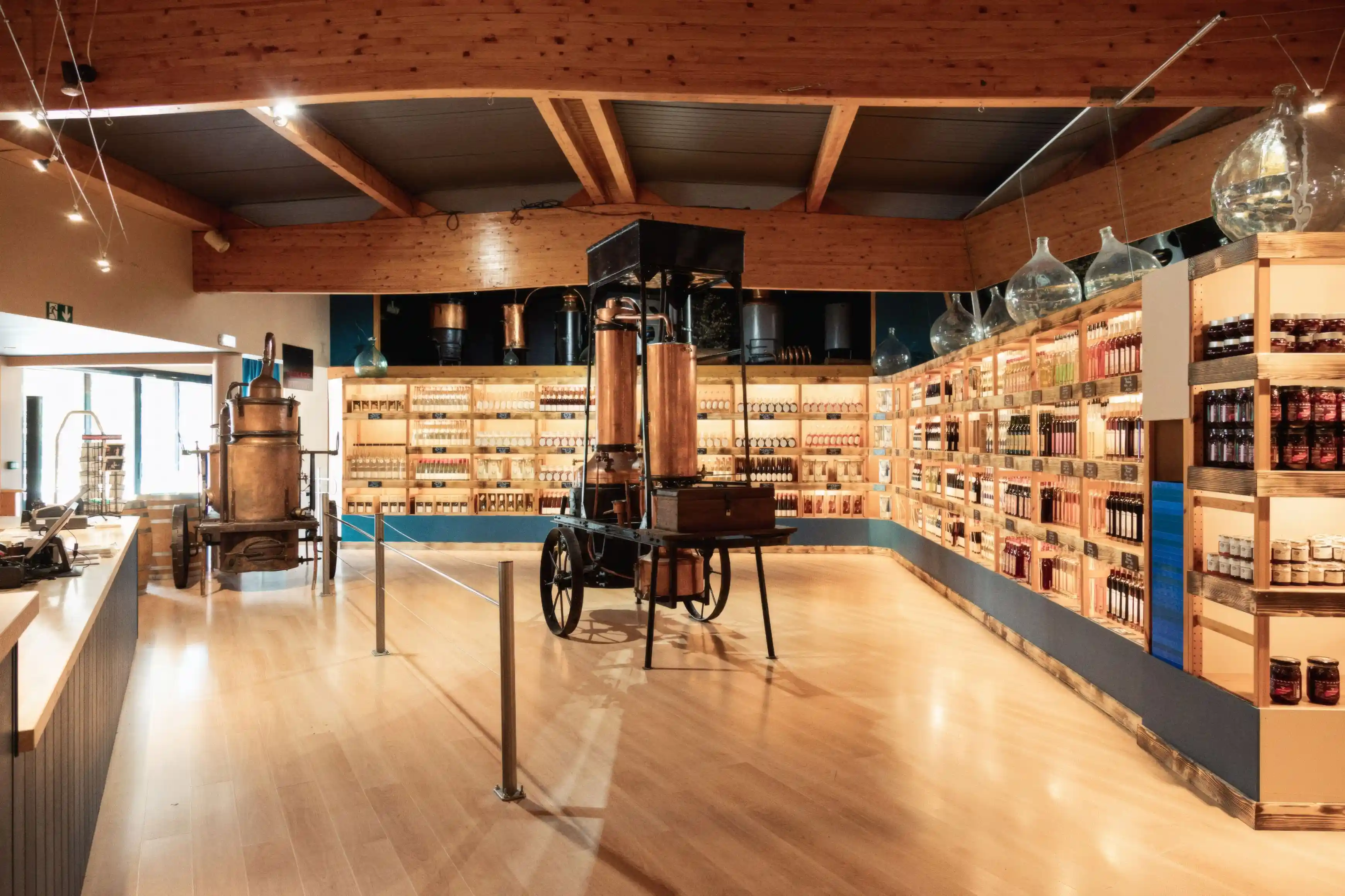 Alambics en cuivre exposés au Musée de l’Alambic