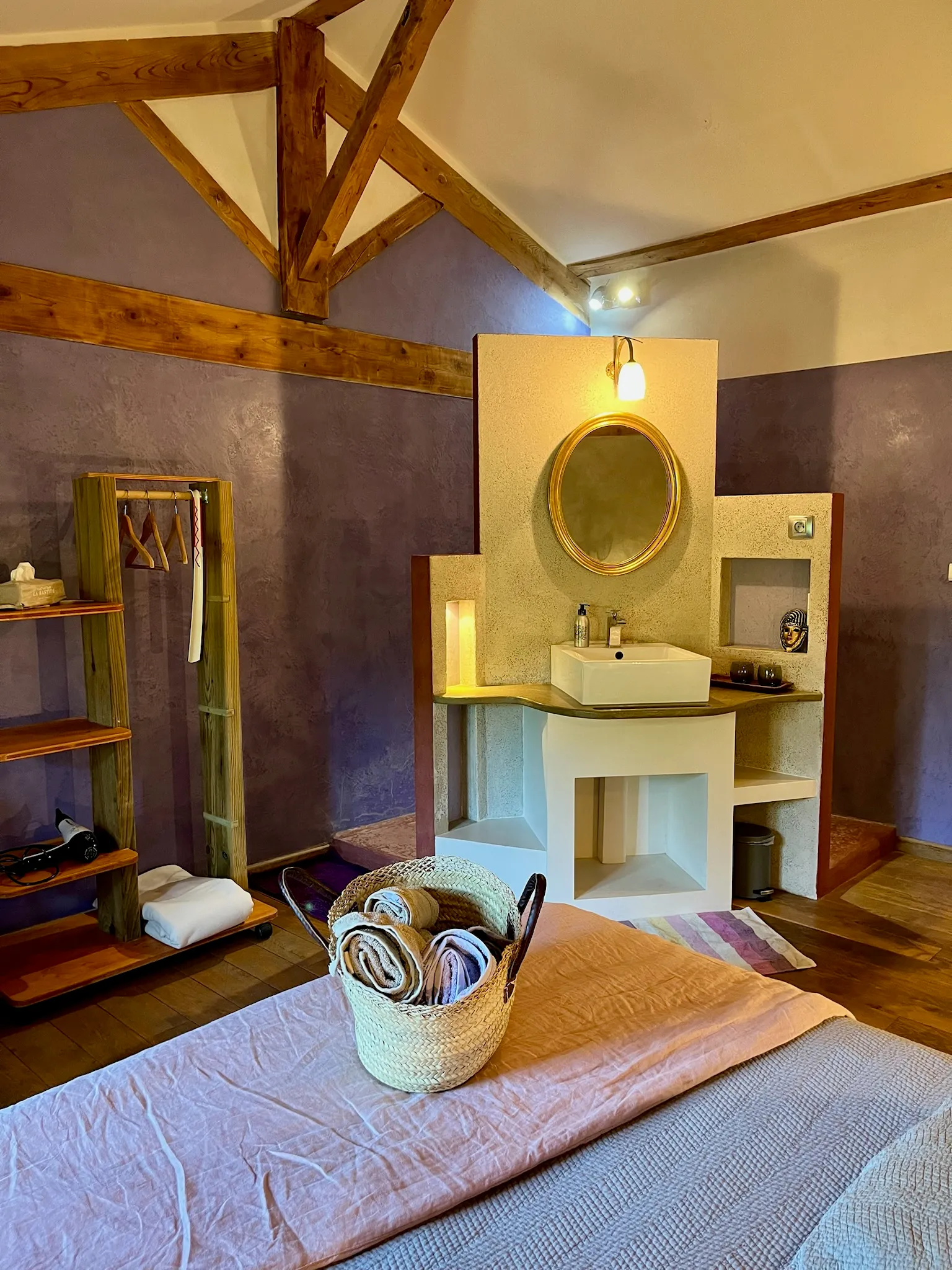 Toscaanse kamer - Bergruimte voor kleding met enkele wastafel en tadelakt-douche op de achtergrond