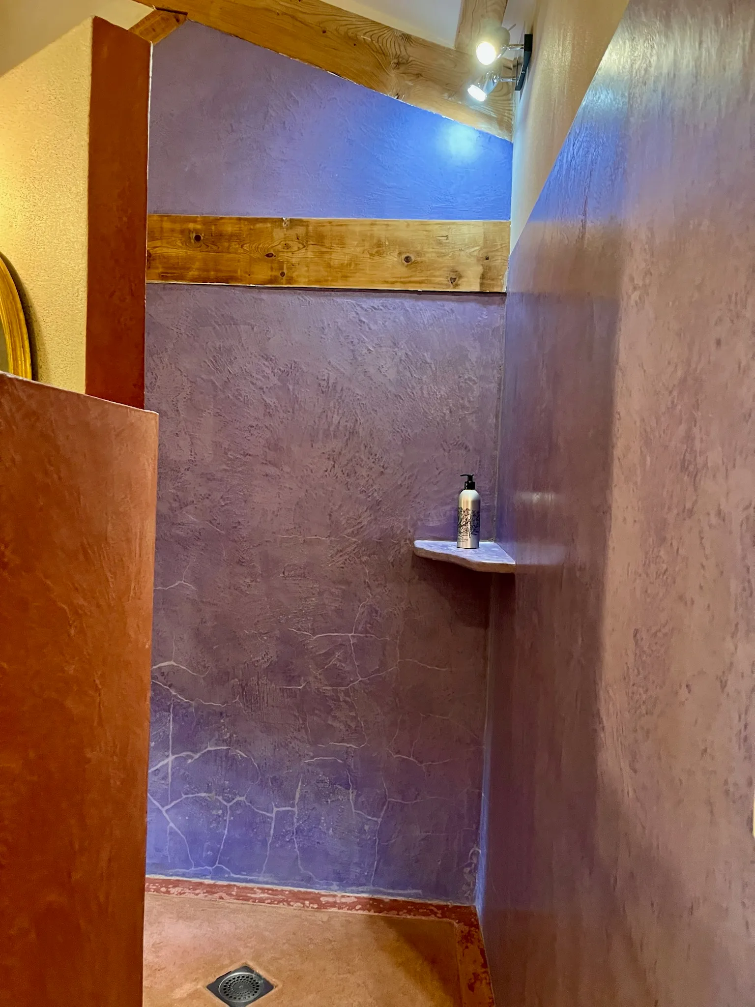 Toscaanse kamer - Grote tadelakt-douche met paarse wanden in warme tinten