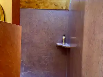 Toscaanse kamer - Grote tadelakt-douche met paarse wanden in warme tinten