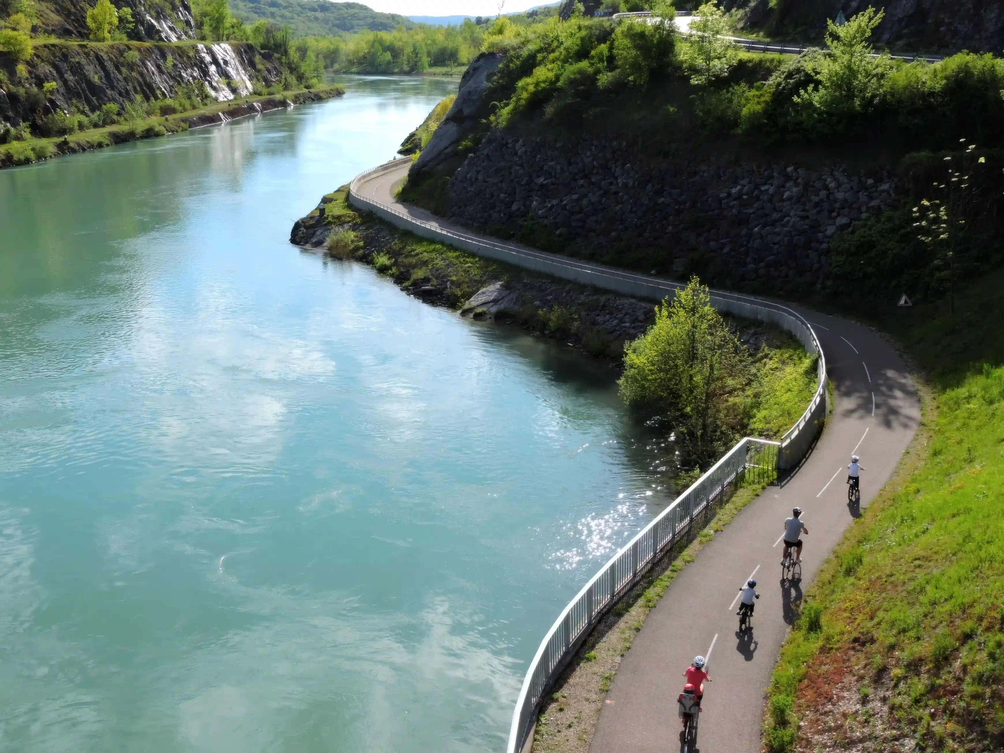 Cyclistes sur la ViaRhôna le long du fleuve